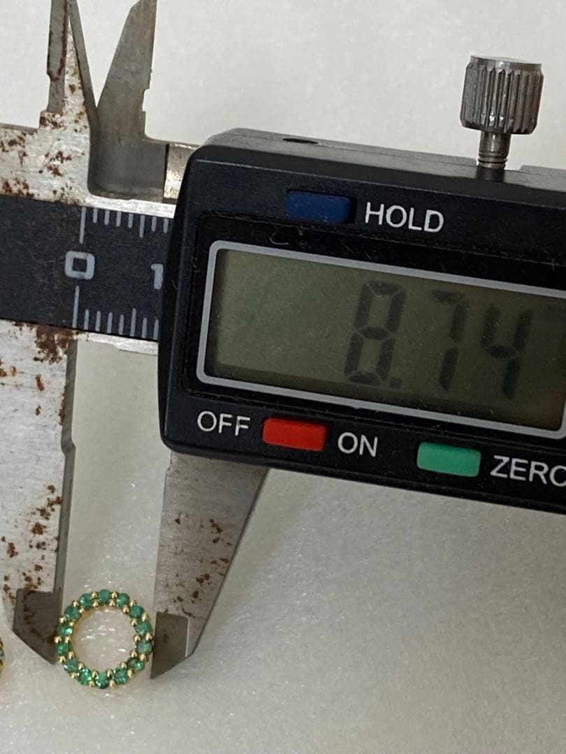 3-2523 K18 グリーンストーン（エメラルド？）　ペンダントトップ（2個）