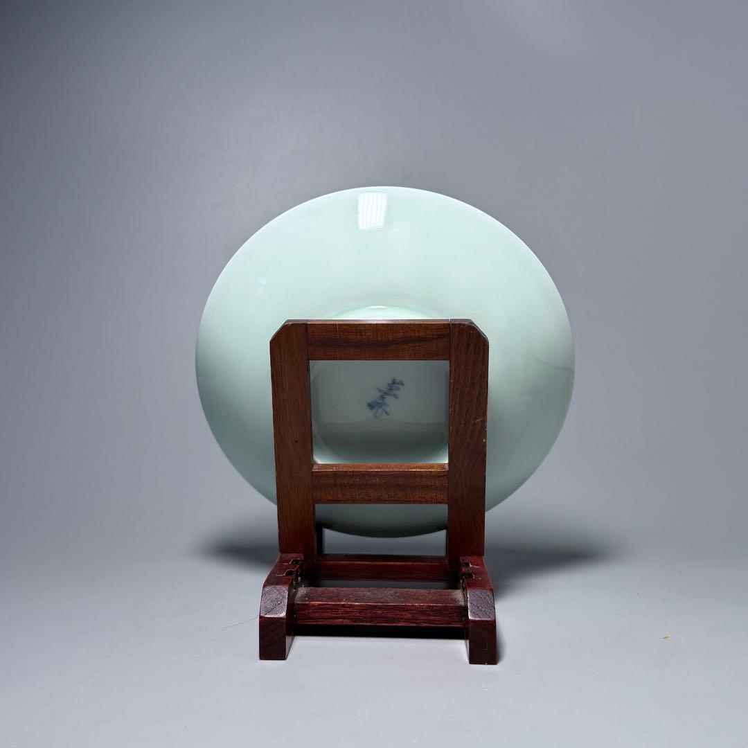 人間国宝　井上萬二　作　青白磁牡丹彫文　皿　高級ライン　直径16.8cm