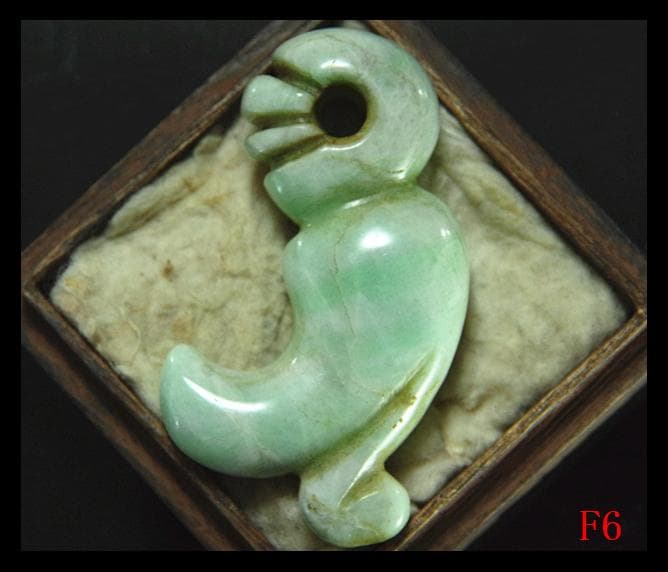 縄文期極希少呪術性がが高い★糸魚川ろうかん硬玉翡翠製★尾付き頭部刻線異状獣形勾玉