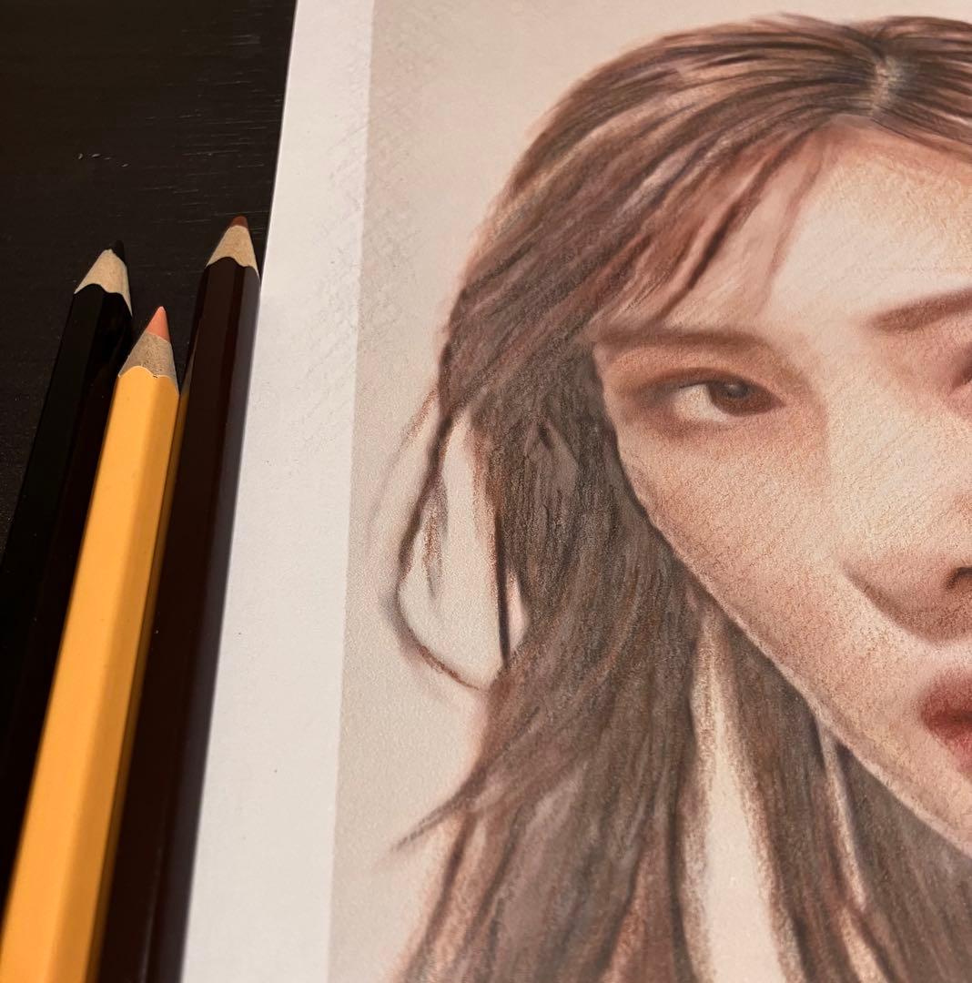 女優画④ 額装品　額縁寸法32.7㎝×24.0㎝×1.5㎝　色鉛筆画　定款付