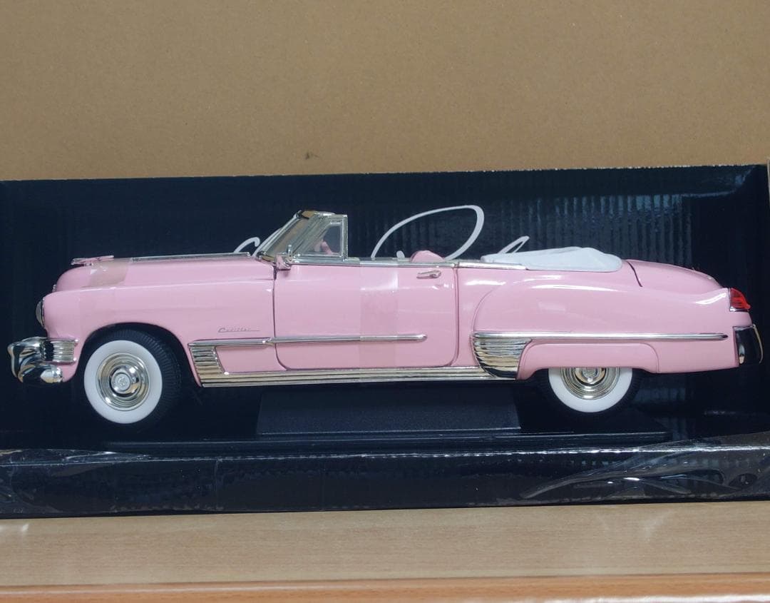 1/18 ピンクキャデラック シリーズ62 クーペオープンカー1949 ミニカー