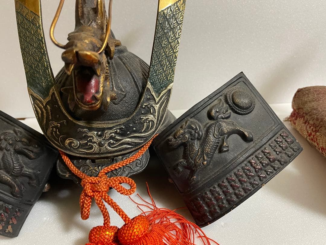 金属製の武具飾り 獅子・龍彫刻付き ２個セット