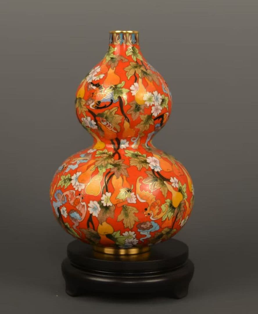 赤地の花柄陶器装飾品