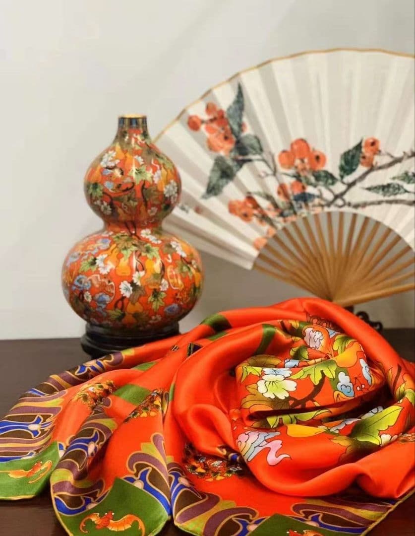 赤地の花柄陶器装飾品