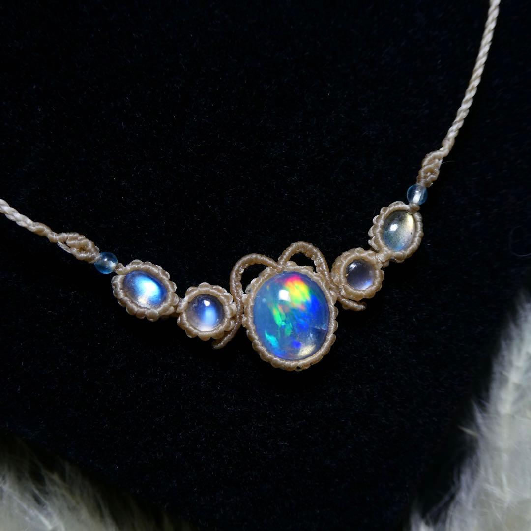 ちょこ　オパール・ムーンストーン・ラブラドライトのマクラメネックレス