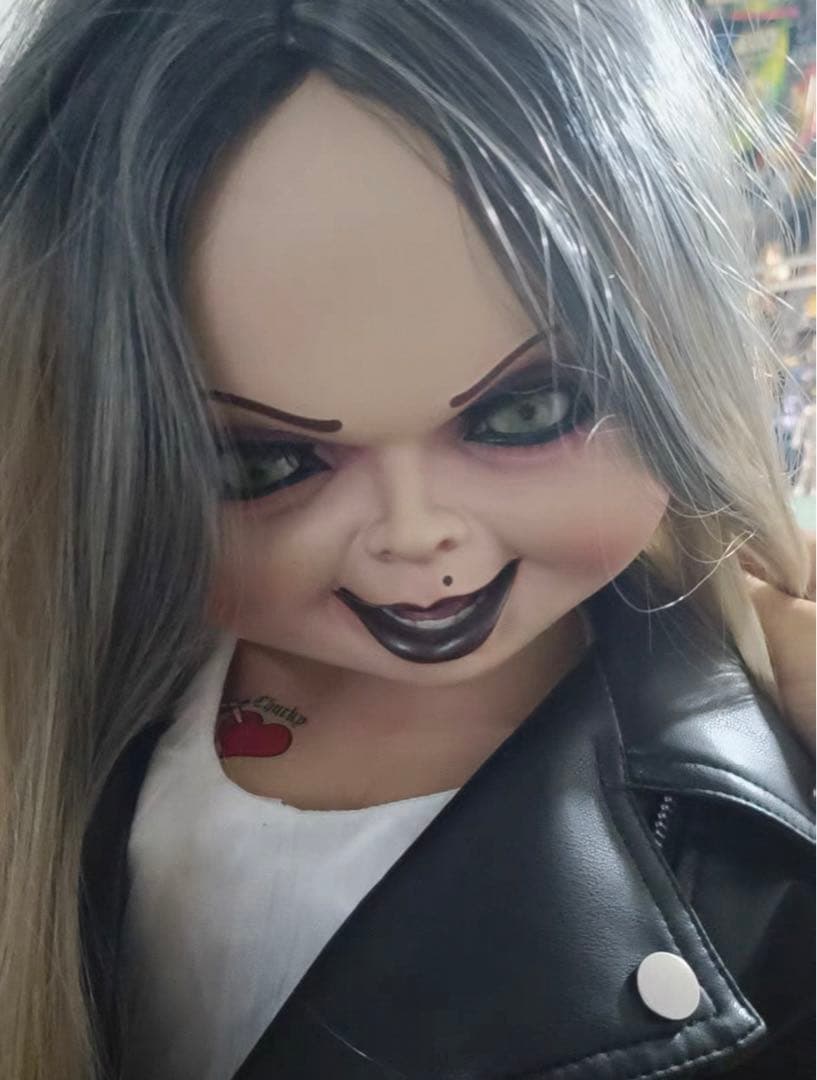 Chucky Doll レザージャケットと白いドレス