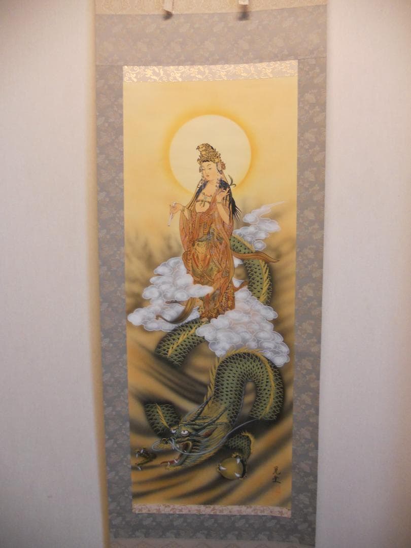 掛け軸 晃堂 龍上観音像 絹本 希少 軸装 茶道具 掛軸 美品 です。