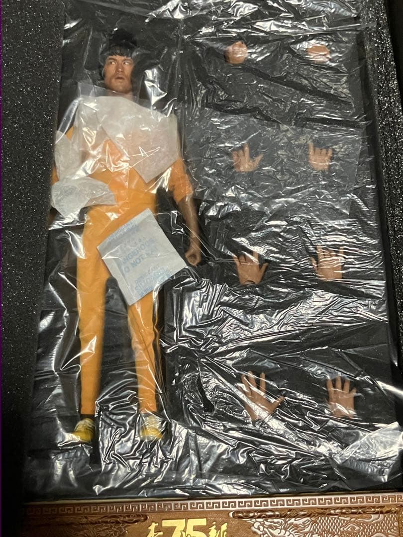 【BLITZWAY】 ブルースリー75周年　1/6 フィギュア　エンターベイ