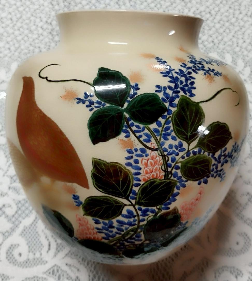 花と葉の装飾 陶器の花瓶