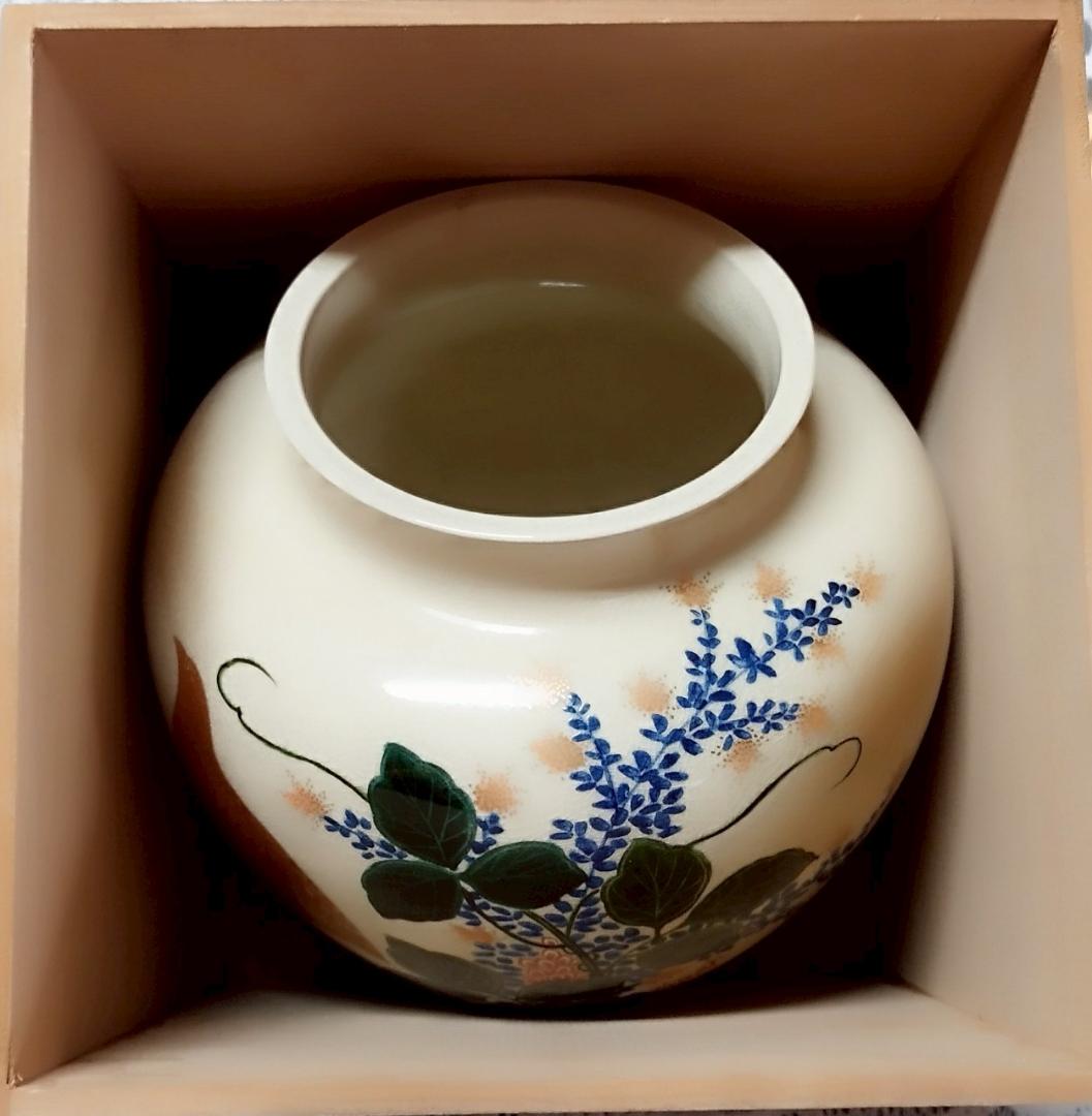 花と葉の装飾 陶器の花瓶