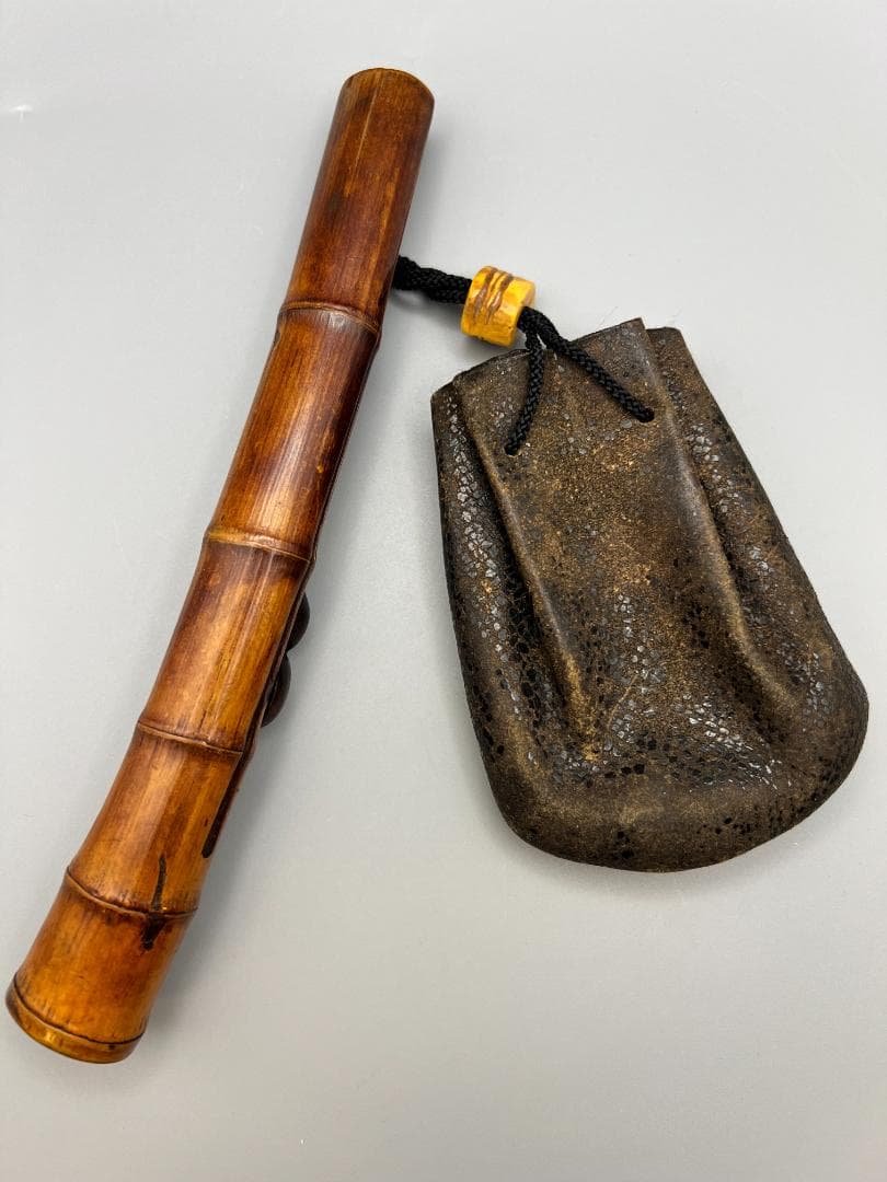 明治時代　竹製キセル入れ　在銘　紫檀製瓢箪高肉　蝸牛萌絵　骨製根〆　純銀製キセル