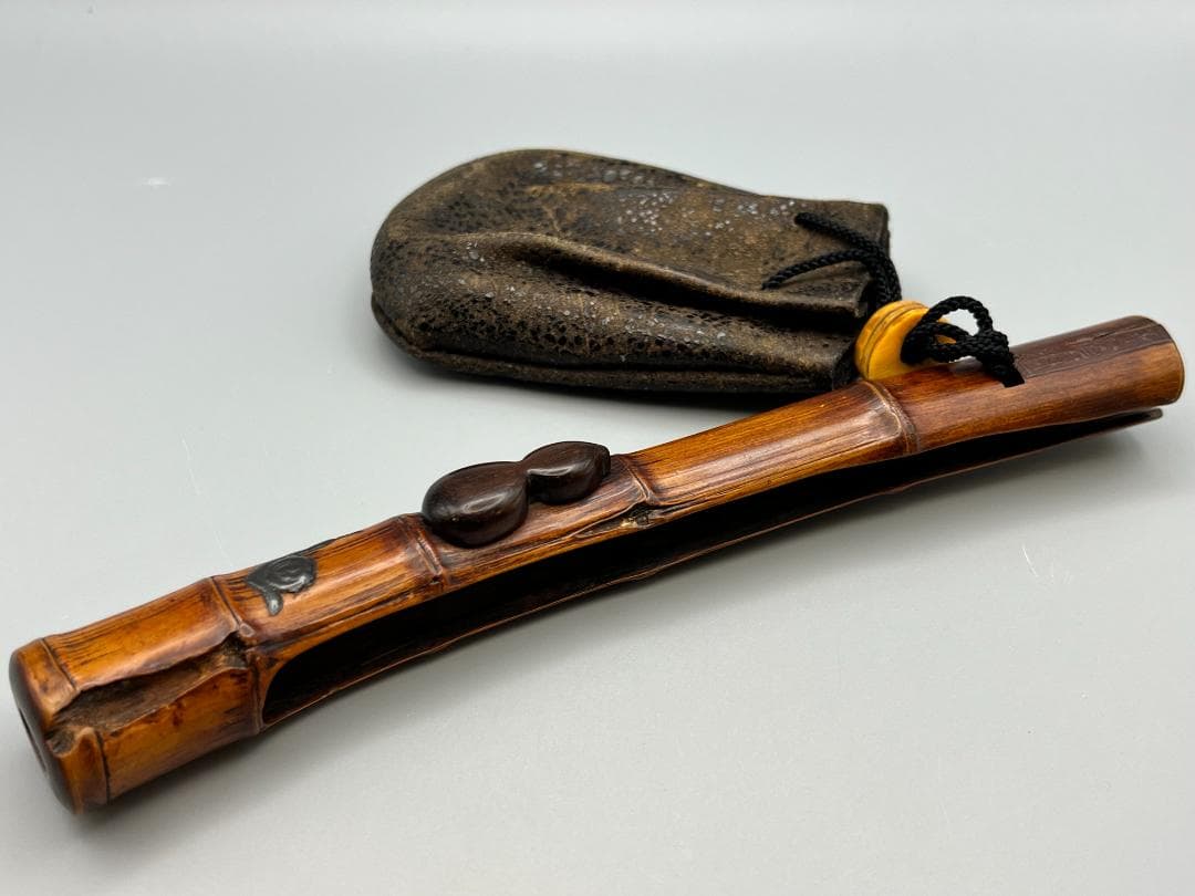 明治時代　竹製キセル入れ　在銘　紫檀製瓢箪高肉　蝸牛萌絵　骨製根〆　純銀製キセル