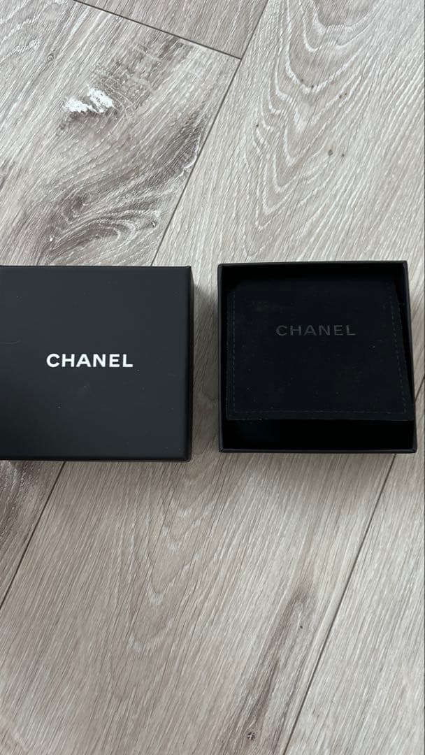 A*★様 CHANEL シルバーロゴブローチ