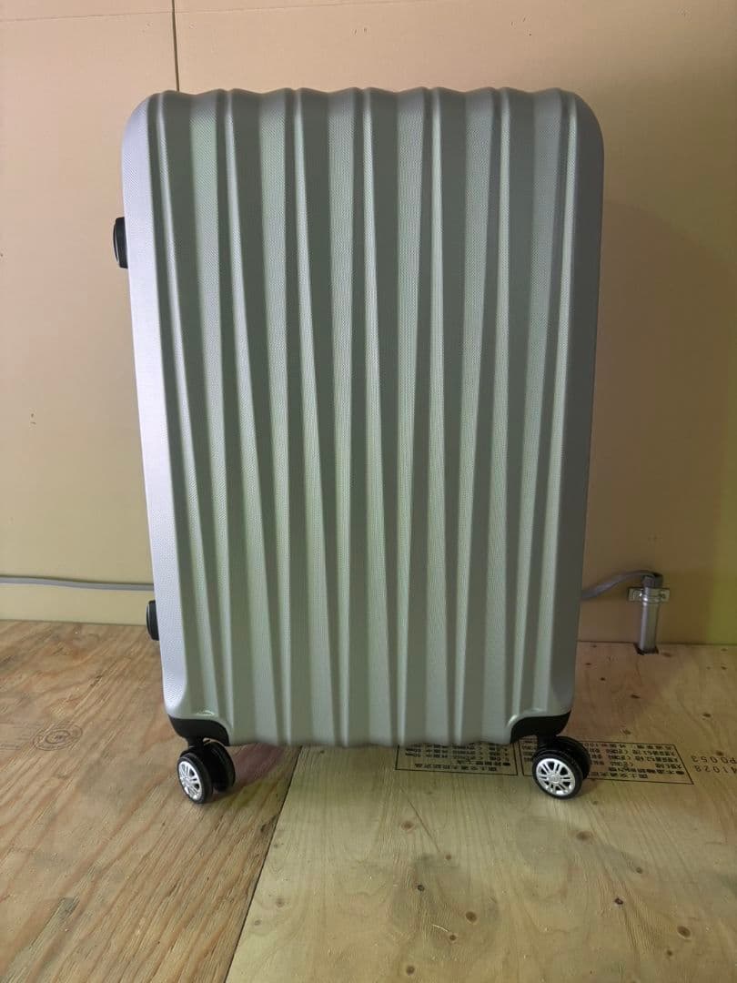 МサイズSサイズ新品未使用スーツケースキャリーケース　シルバー60L軽量3-5泊
