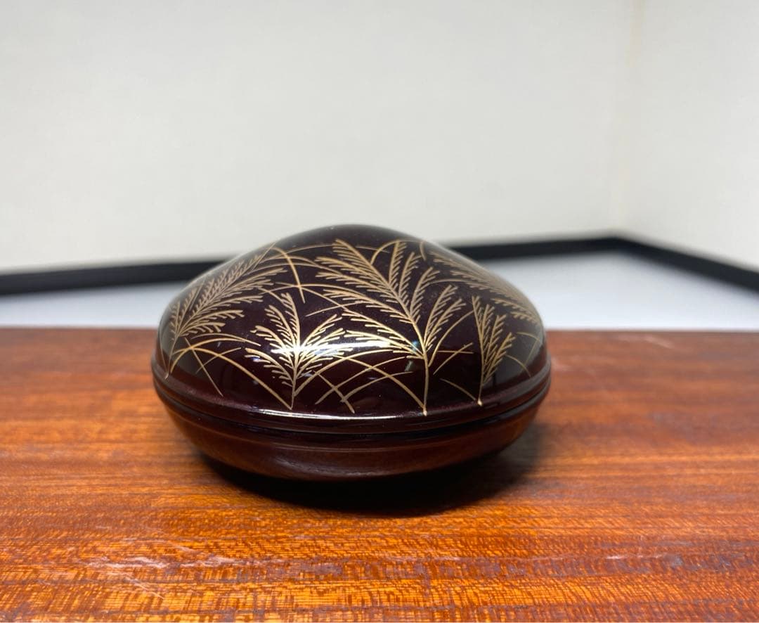 【茶道具】忠雲造　溜塗武蔵野蒔絵　宝珠香合（共箱）