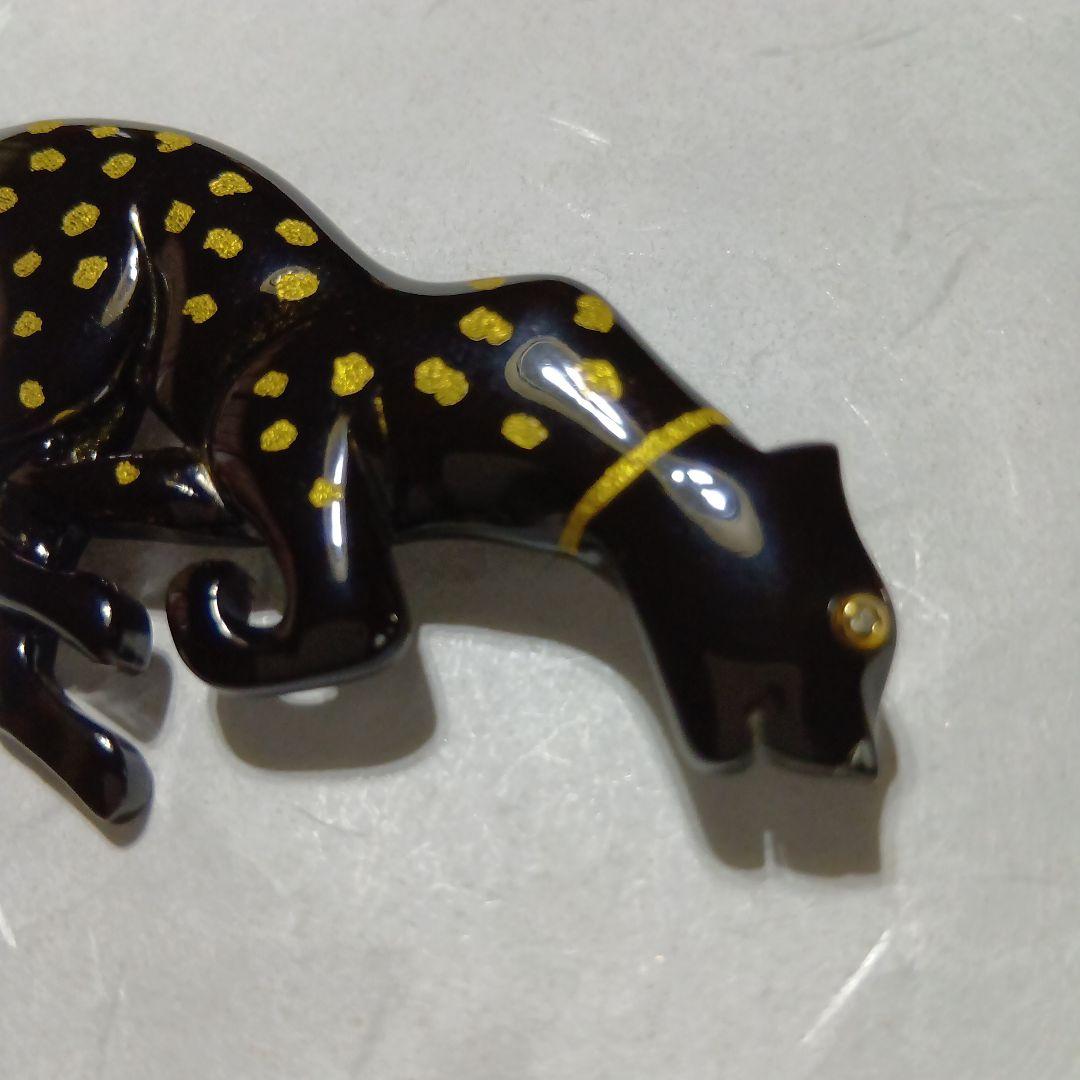 鼈甲沈金付きピューマブローチ