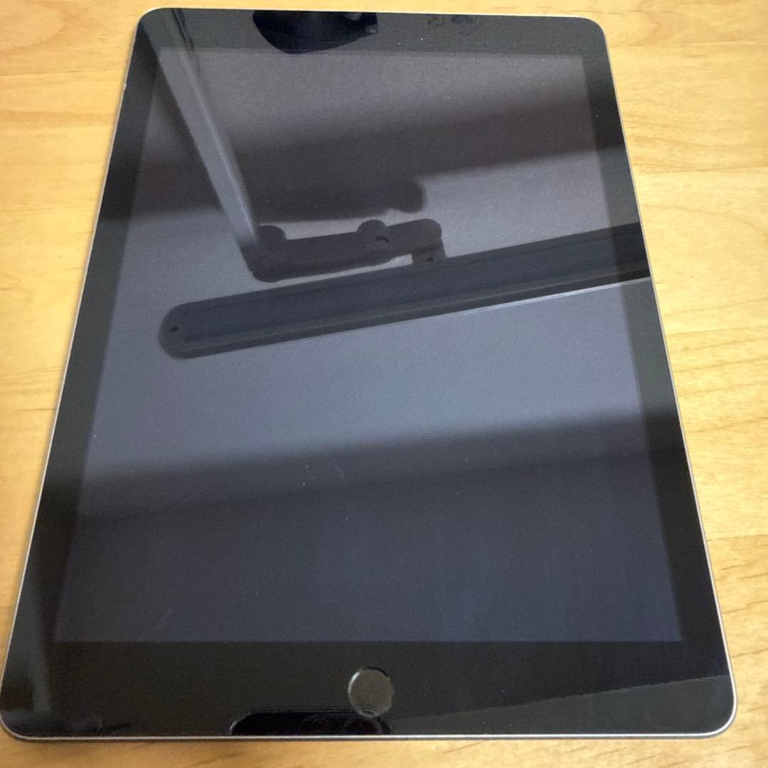 Apple iPad (第5世代) 128GB wifi 背面に汚れあり