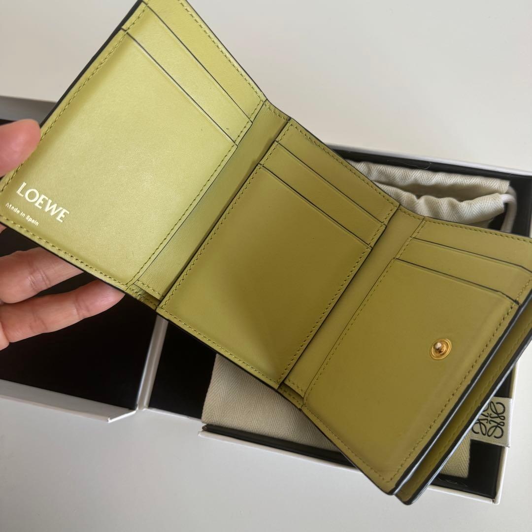 【SALE!】LOEWE エンボスロゴ レザー三つ折り財布