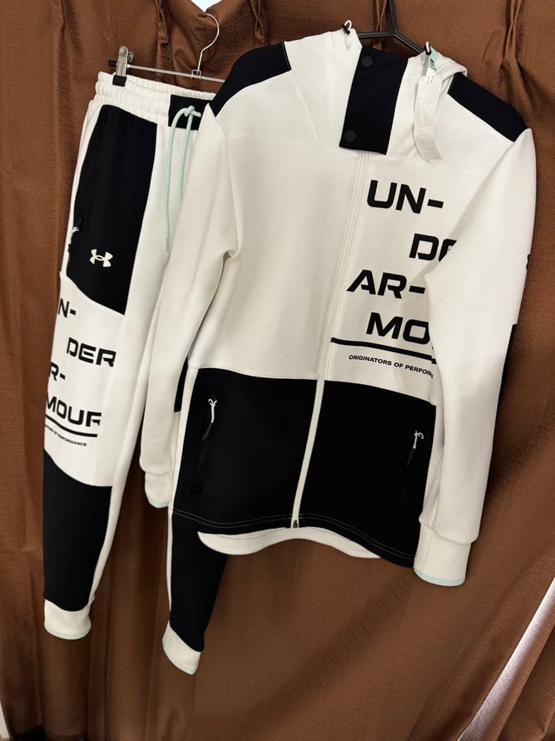 え*読様 ⭐︎美品⭐︎Under Armour フルジップパーカー LG/G ホ
