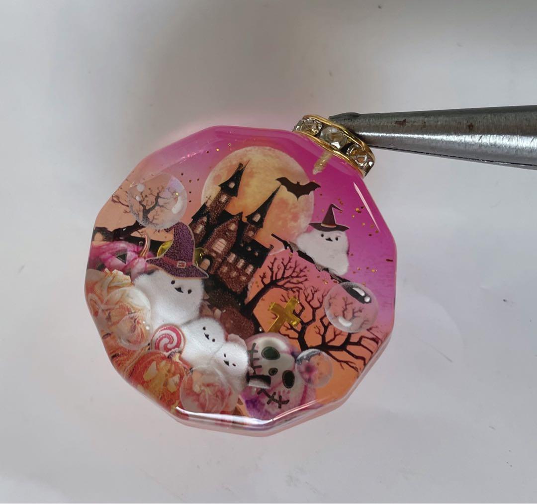 RUKURUKU/ハロウィンの夜のシマエナガ　蓄光　オルゴナイトネックレス