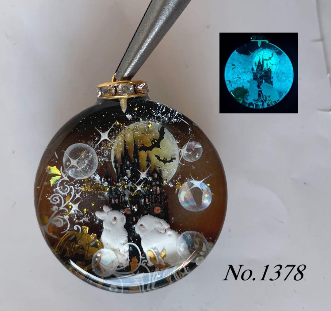 RUKURUKU/ハロウィンの夜のシマエナガ　蓄光　オルゴナイトネックレス