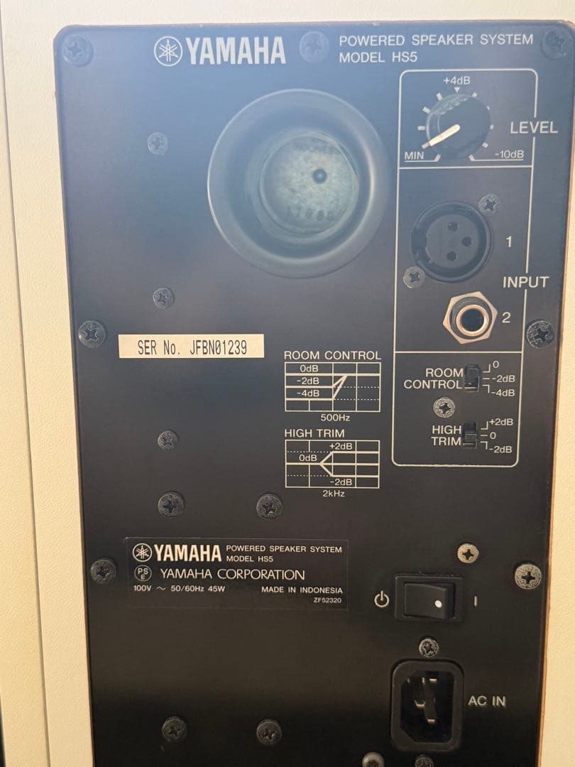 YAMAHA ( ヤマハ ) HS5 W、XLRケーブル2本、パッド2枚