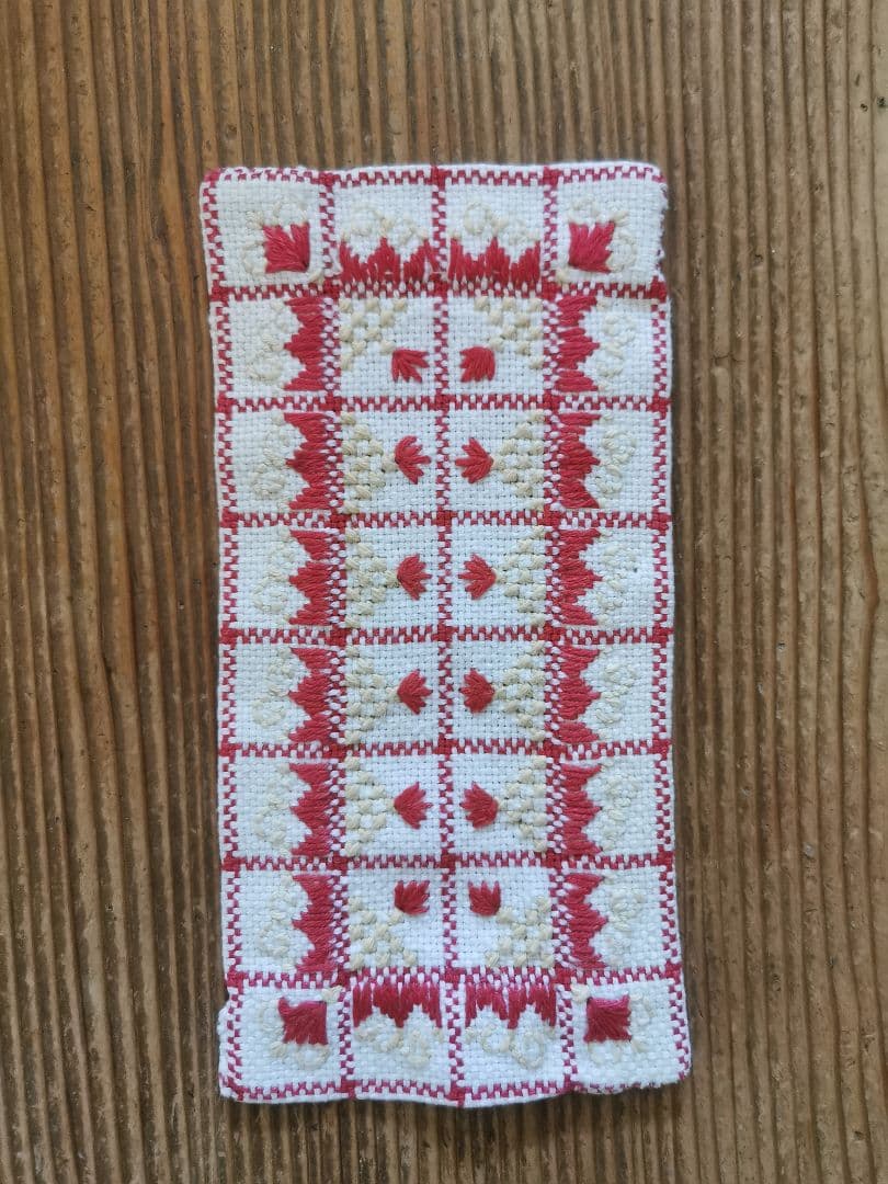 アンティークフランス アルザスチェック 花や葉の手刺繍ドイリー レッド＆ライム