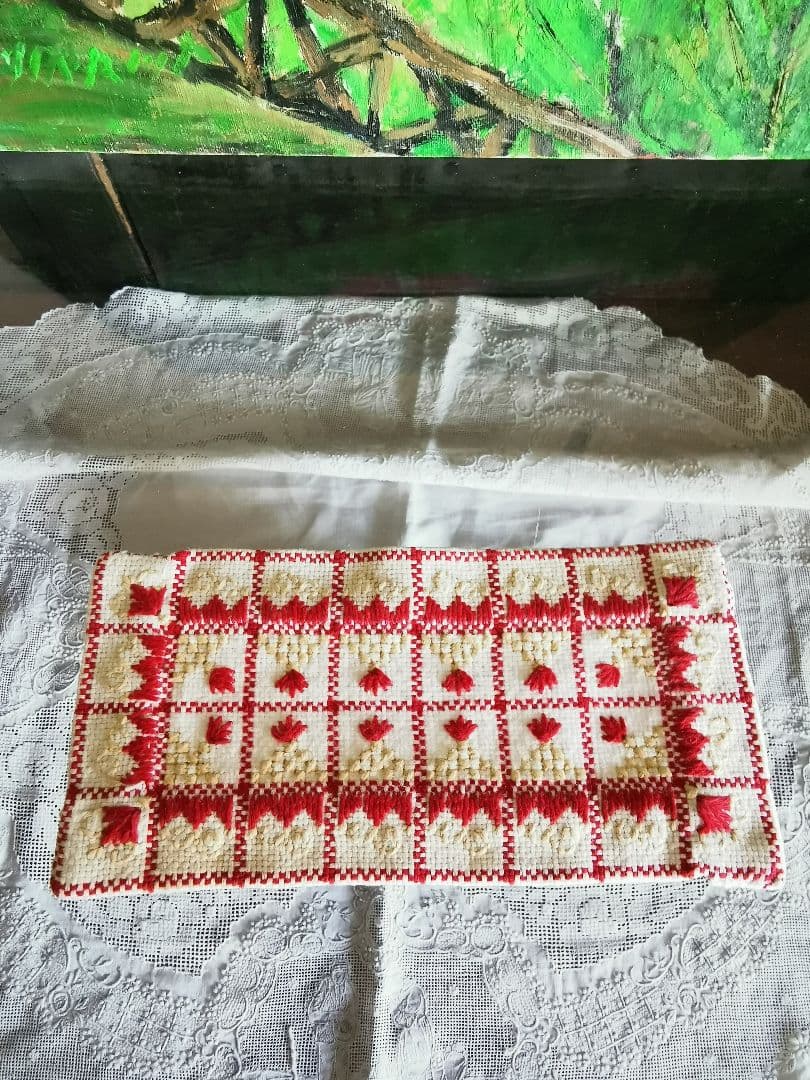 アンティークフランス アルザスチェック 花や葉の手刺繍ドイリー レッド＆ライム