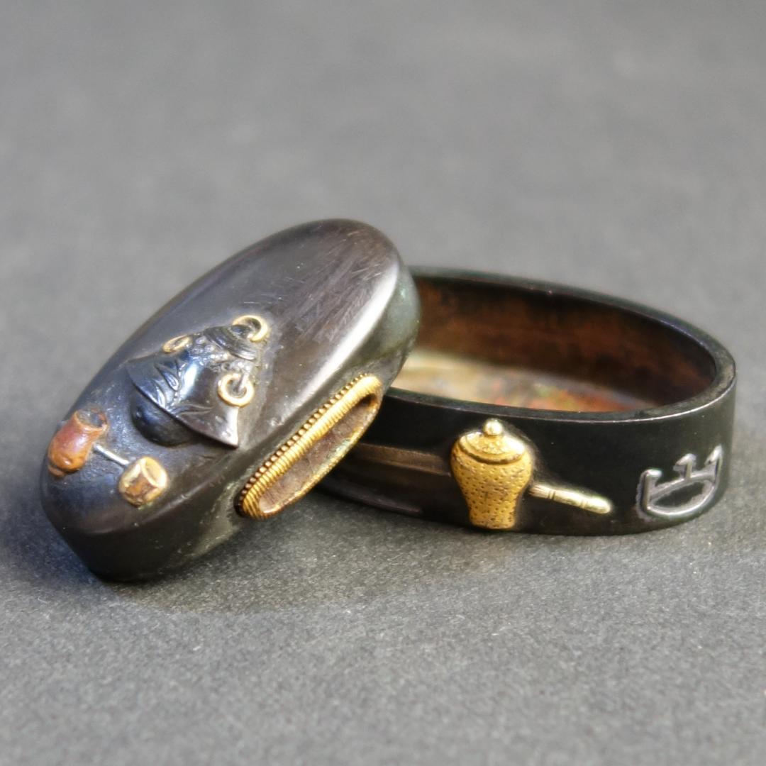 【 在銘 赤城軒元孚 赤銅磨地 金銀銅色絵 茶道具図縁頭 】 (箱・布団付き)