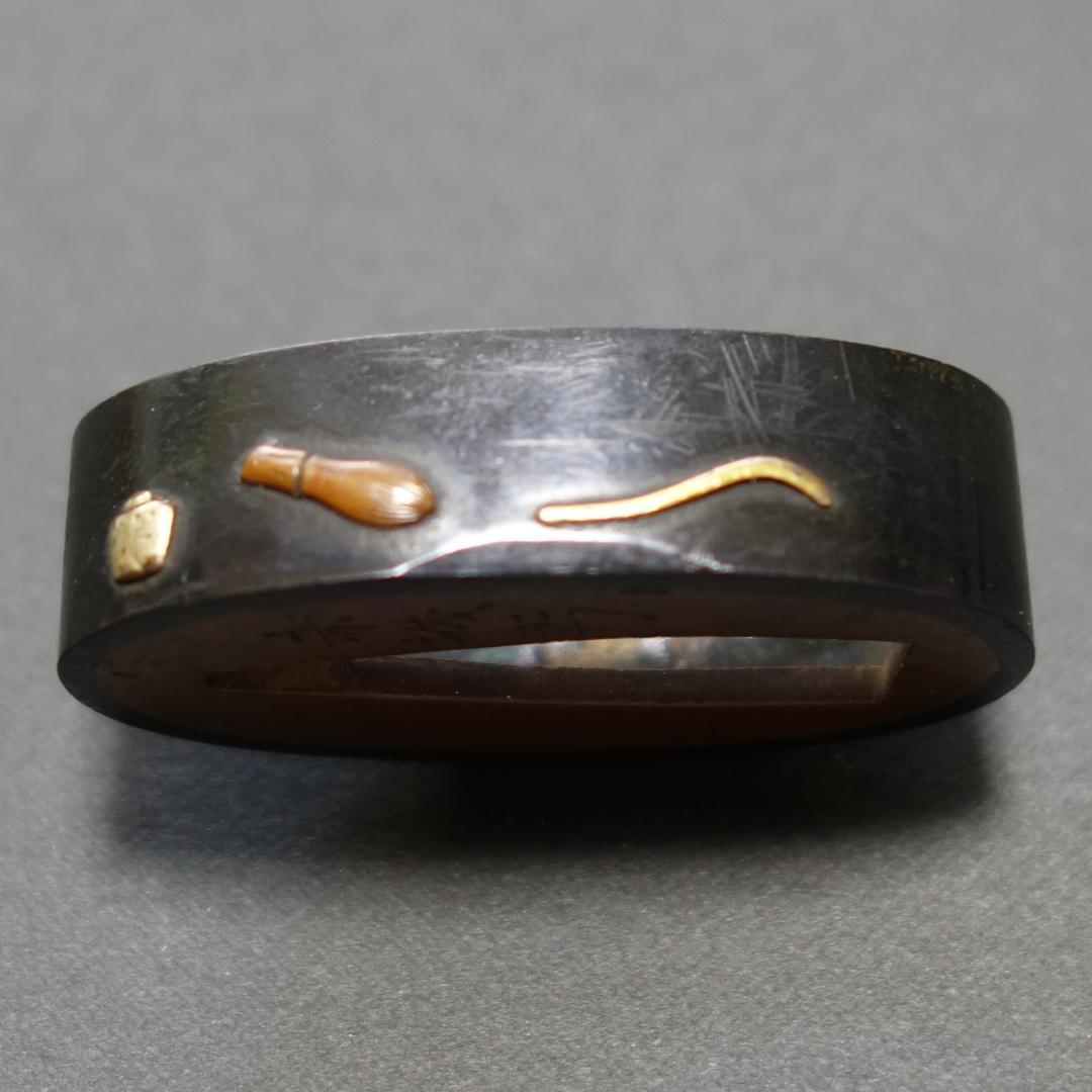 【 在銘 赤城軒元孚 赤銅磨地 金銀銅色絵 茶道具図縁頭 】 (箱・布団付き)