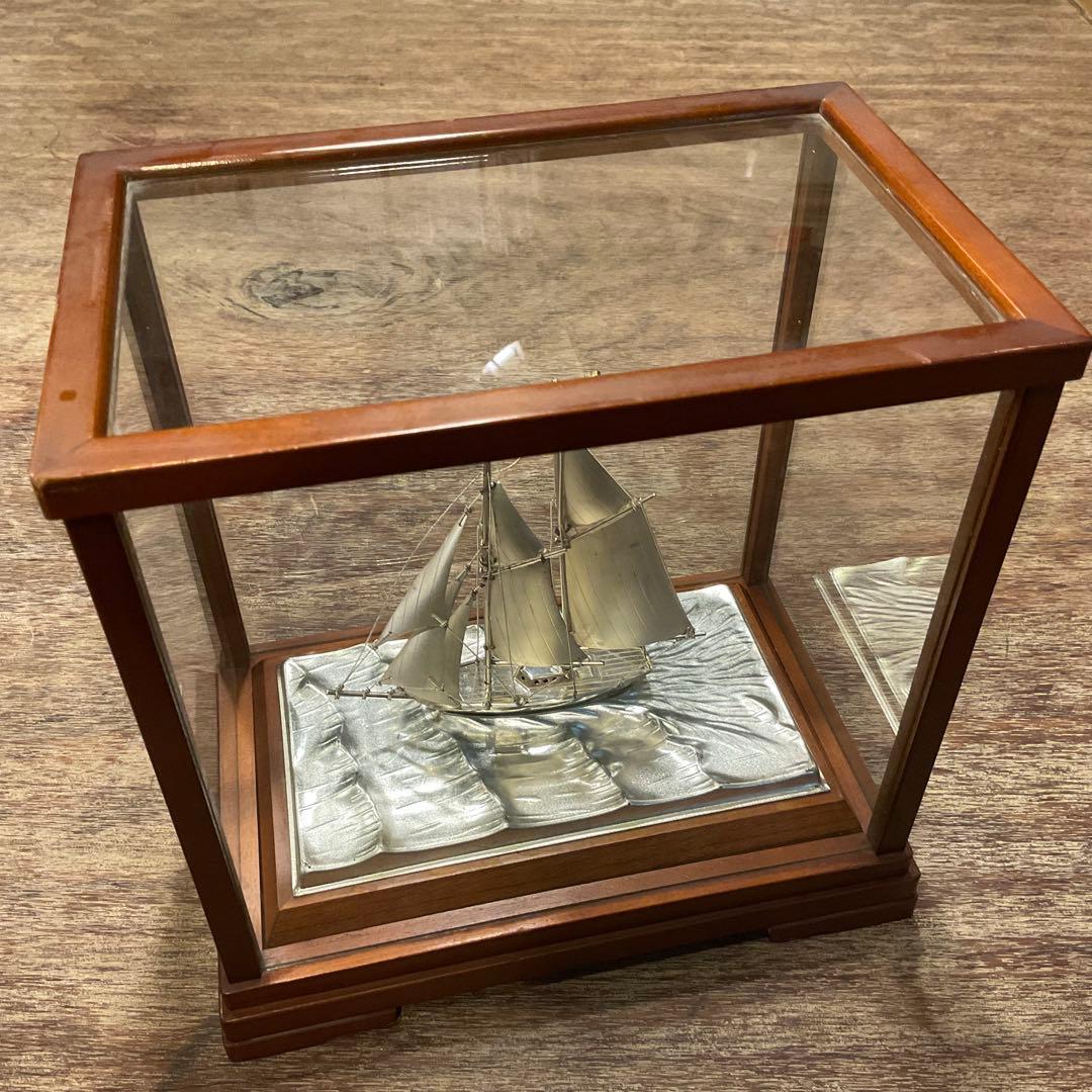 銀製(純銀刻印)帆船 置物 台付 ヨット シルバー 金属工芸 ガラスケース