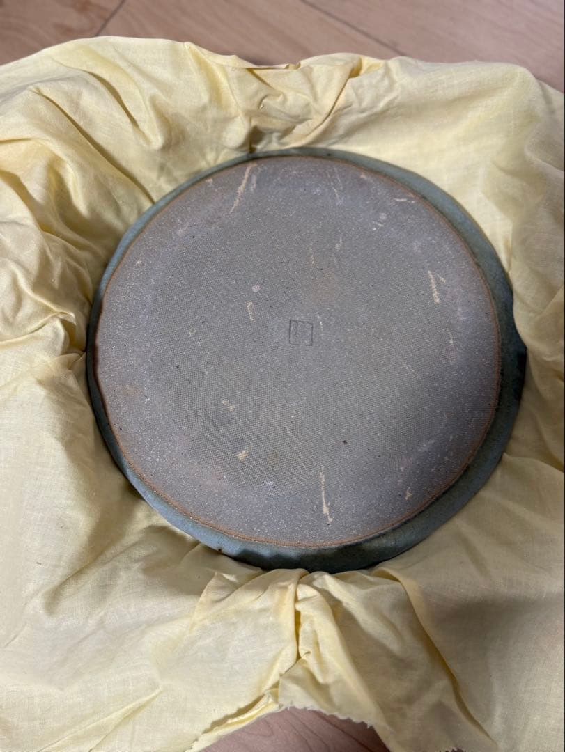 伝統工芸品である渋草焼（しぶくさやき）の「赤絵赤玉唐子図飾皿」木箱付き