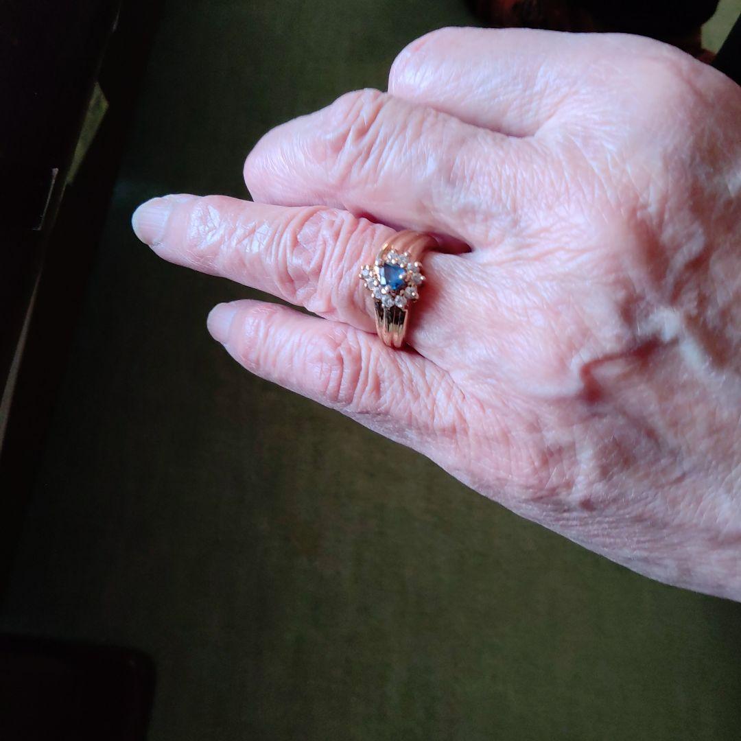 n*c様 エレガントなゴールドリング サファイア付き台は裏に刻印有りますが小さく