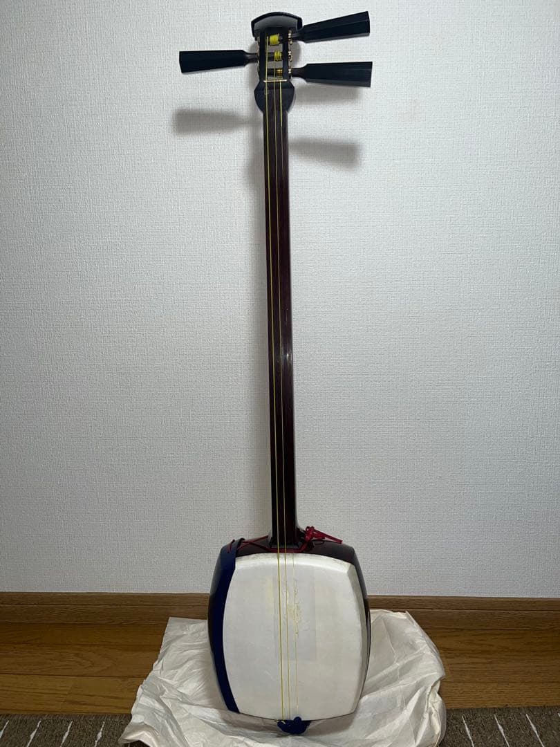 値下げしました。 津軽三味線 紅木 本鼈甲撥 超軽量ケース付き