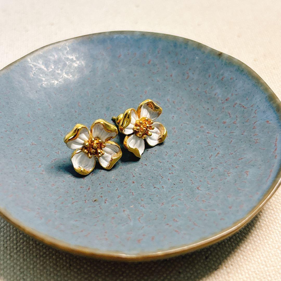 trifariトリファリ　ハナミズキ　小さめピアス ホワイト　花