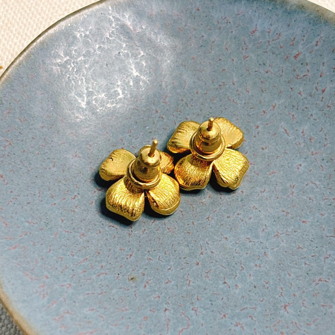 trifariトリファリ　ハナミズキ　小さめピアス ホワイト　花