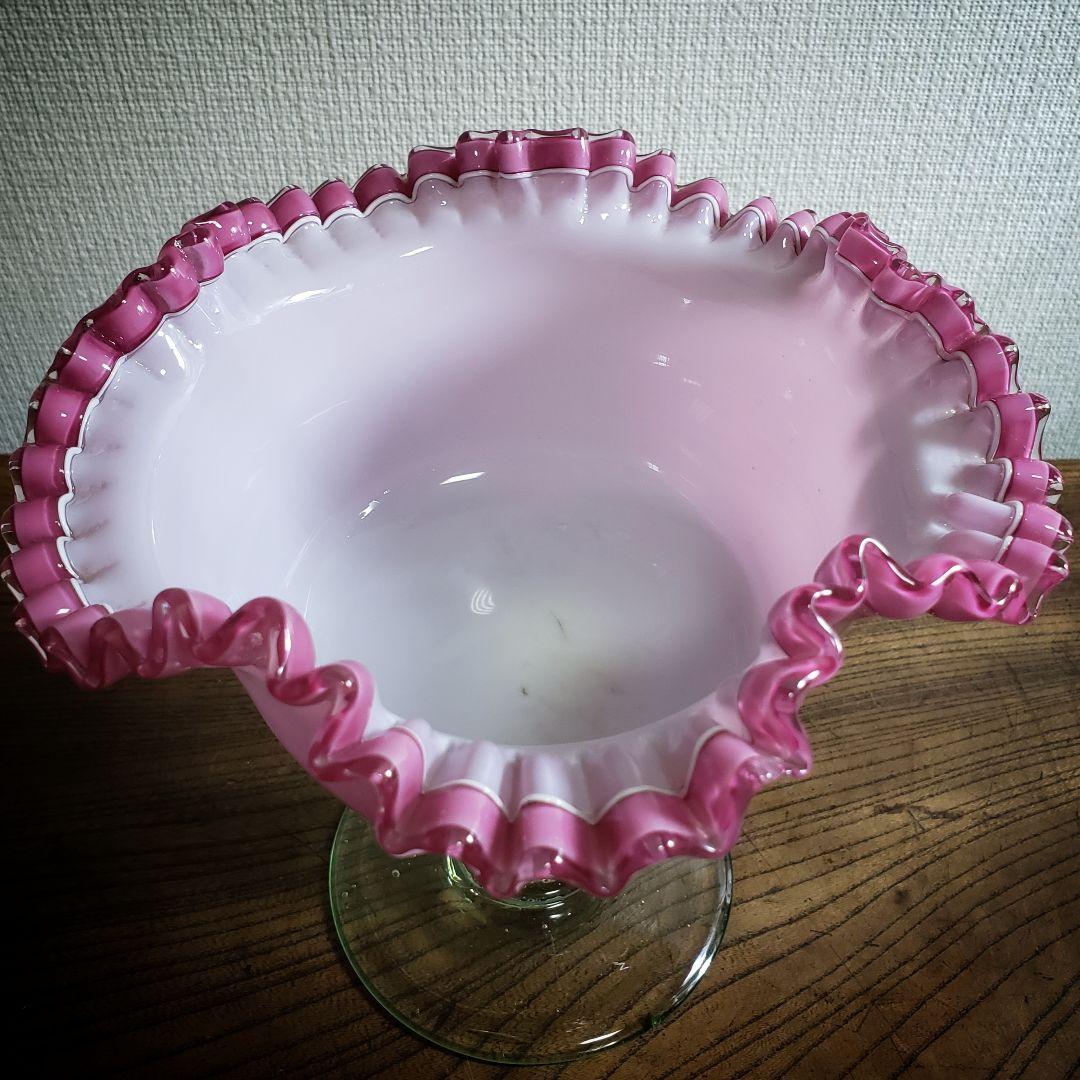 乳白地桃色被し　色ガラス　輪花　コンポート　ウランガラス　氷コップ