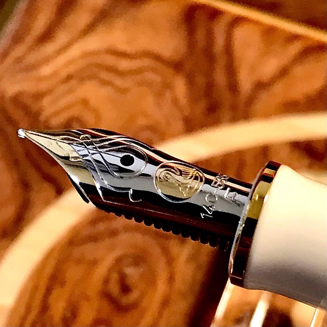 ☆ほぼ新品☆素晴らしいペリカン万年筆M400（Ｆ)ホワイトトータス