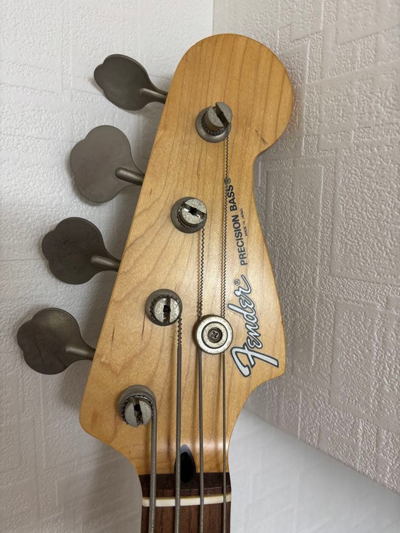 Fender Precision Bass アイボリー