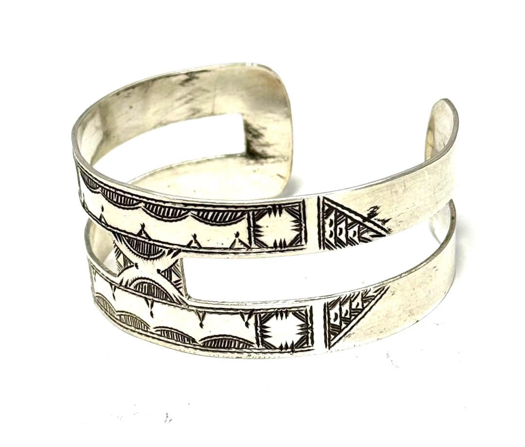 サハラ砂漠　トゥアレグ族　ハンドメイド　シルバーバングル