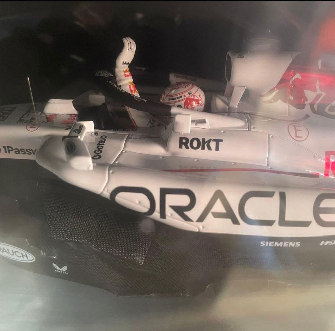 おまけ付 Spark 1/18 レッドブル RB21 日本GP フェルスタッペン