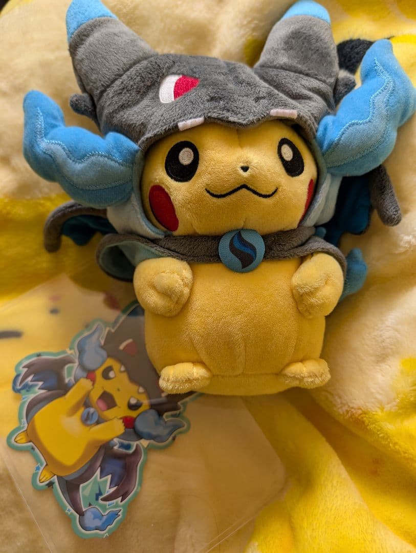ポケセン限定 ぬいぐるみ メガリザードンXのポンチョを着たピカチュウ
