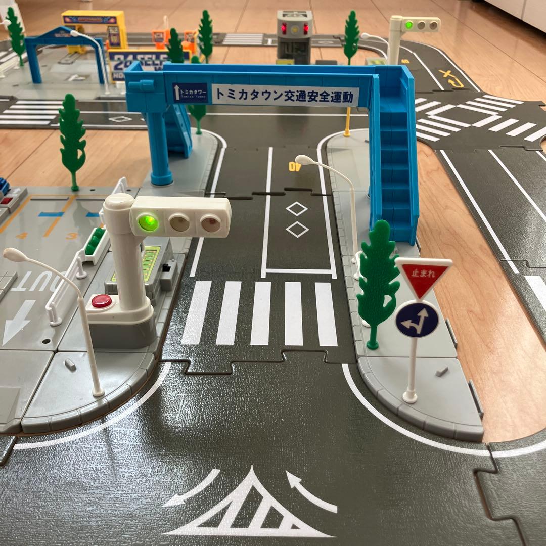 トミカタウン 洗車場 交番 駐車場 信号機×2 歩道橋 つながる道路