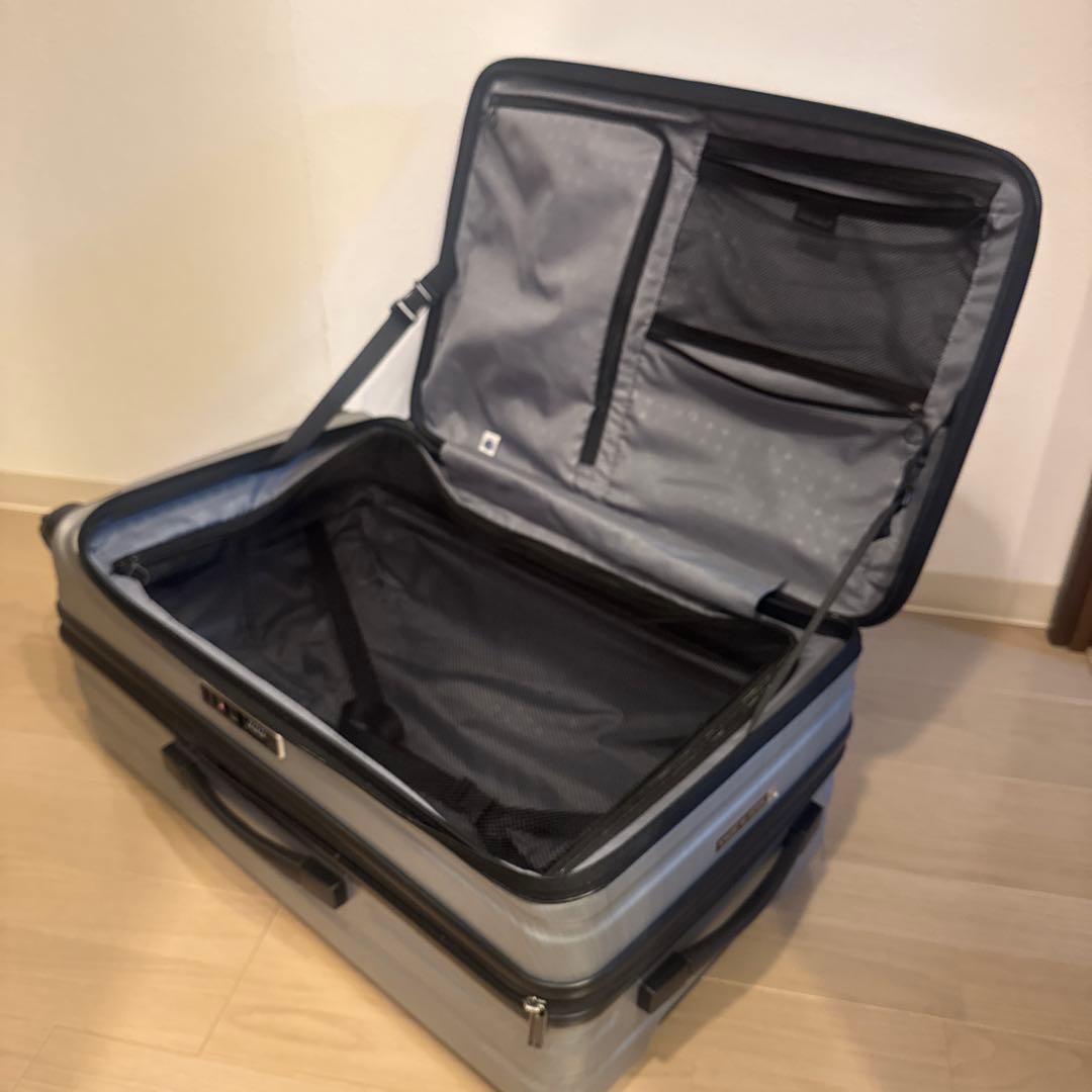 中型シルバーキャリーケース TSAロック付き