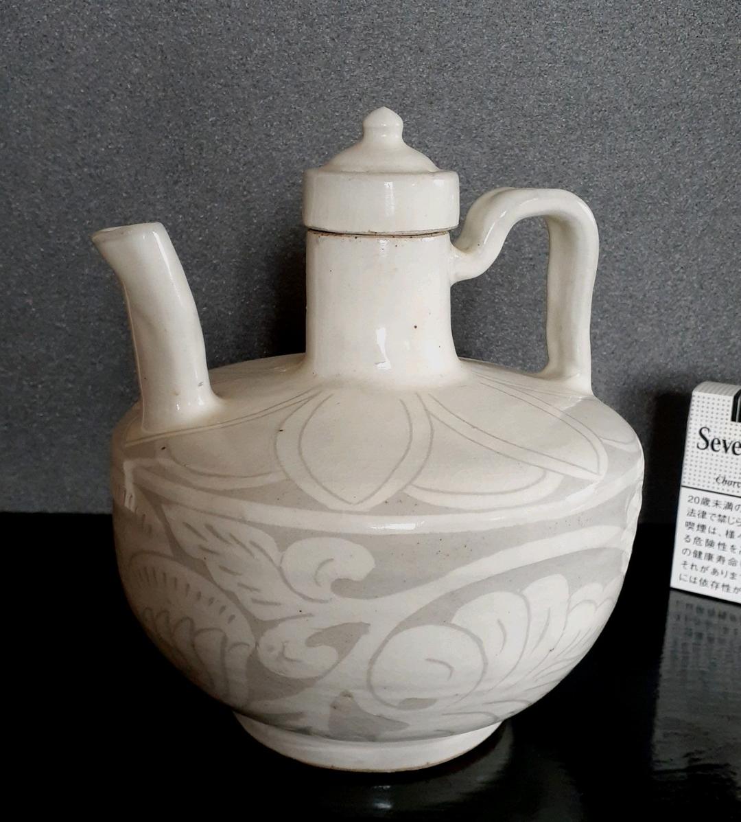 中国古美術　中国古陶磁器　古玩　磁州窯　白釉刻花　掻落し技法　唐草文様　水注