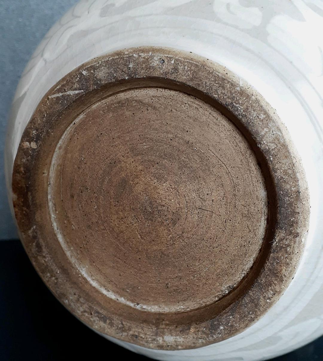 中国古美術　中国古陶磁器　古玩　磁州窯　白釉刻花　掻落し技法　唐草文様　水注