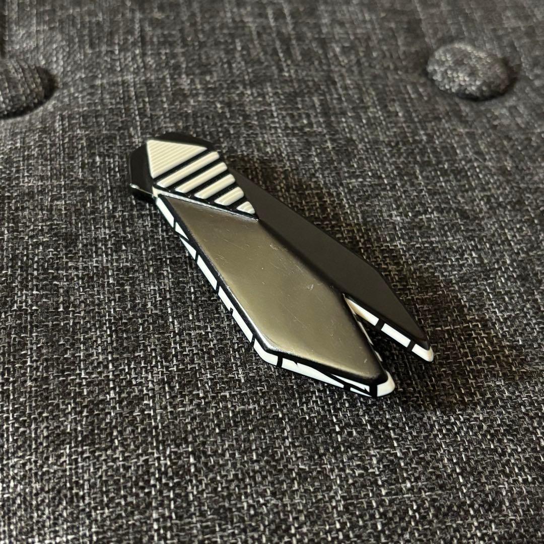 リアスタン　セミブローチ