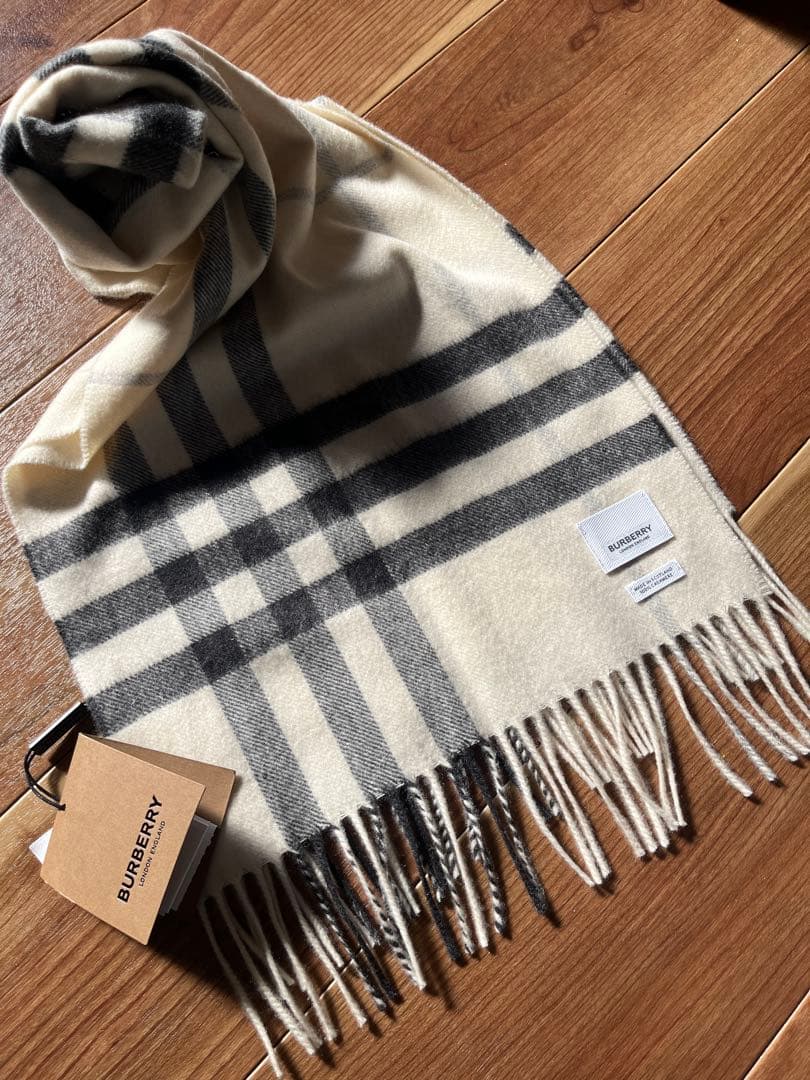 【新品未使用】美品❣️BURBERRY 100%カシミヤホワイトチェック柄マフラー