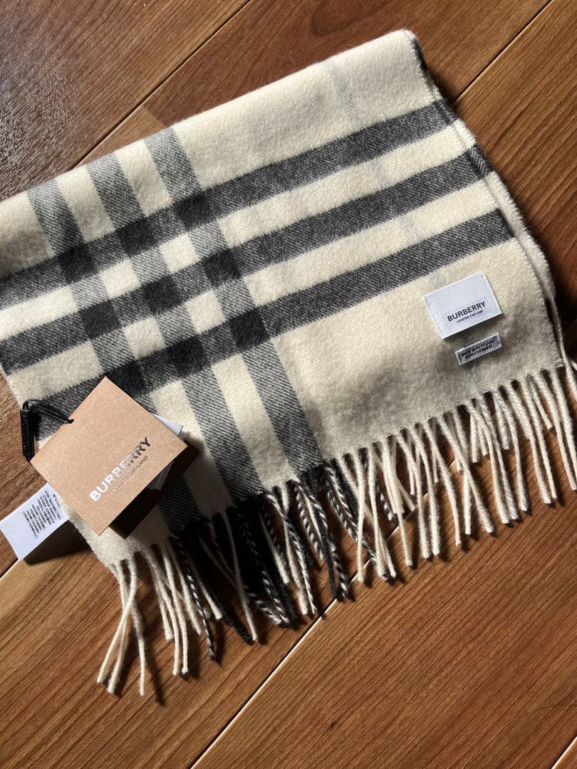 【新品未使用】美品❣️BURBERRY 100%カシミヤホワイトチェック柄マフラー