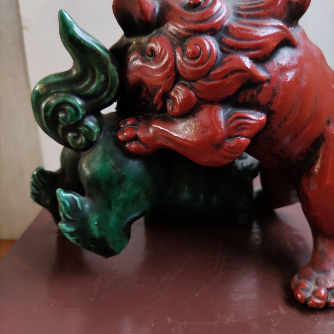 九谷焼江戸古陶磁器　赤と緑の獅子の彫刻　飾り台付き　値下げ致しました。